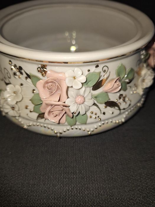 Porcelanowe naczynie z pokrywką
