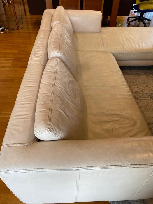 Sofá de canto em pele bege - design moderno