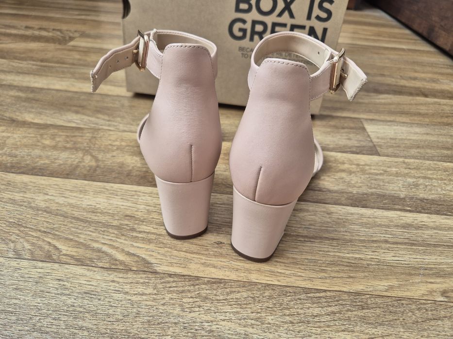 Нові босоніжки Clarks 38р.