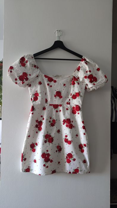 Biała bawełniana sukienka w kwiaty mini z bufiastymi rękawami