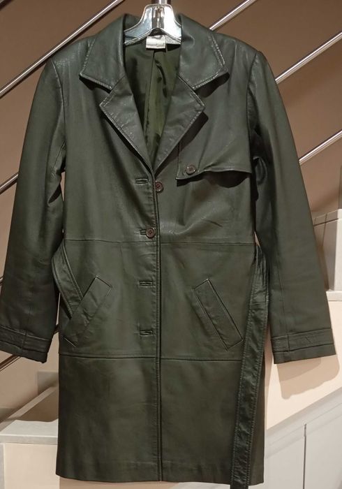 Casaco em pele, forrado, pouco usado, em excelente estado.