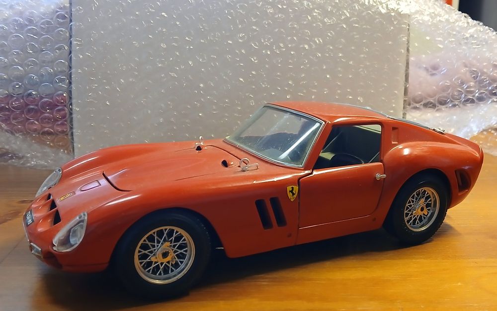 5 Carros de coleção Maisto e Burago escala 1/18