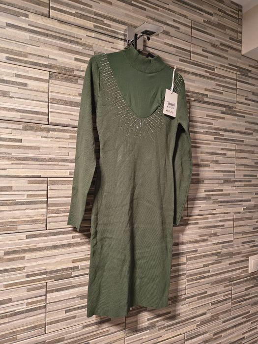 Sukienka cienki prążek z ozdobnym dekoltem wieczorowa wizytowa na swie