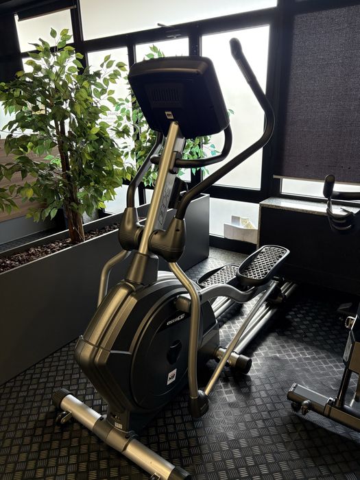 Elíptica Profissional BH Fitness LK8150 (Autoalimentada)