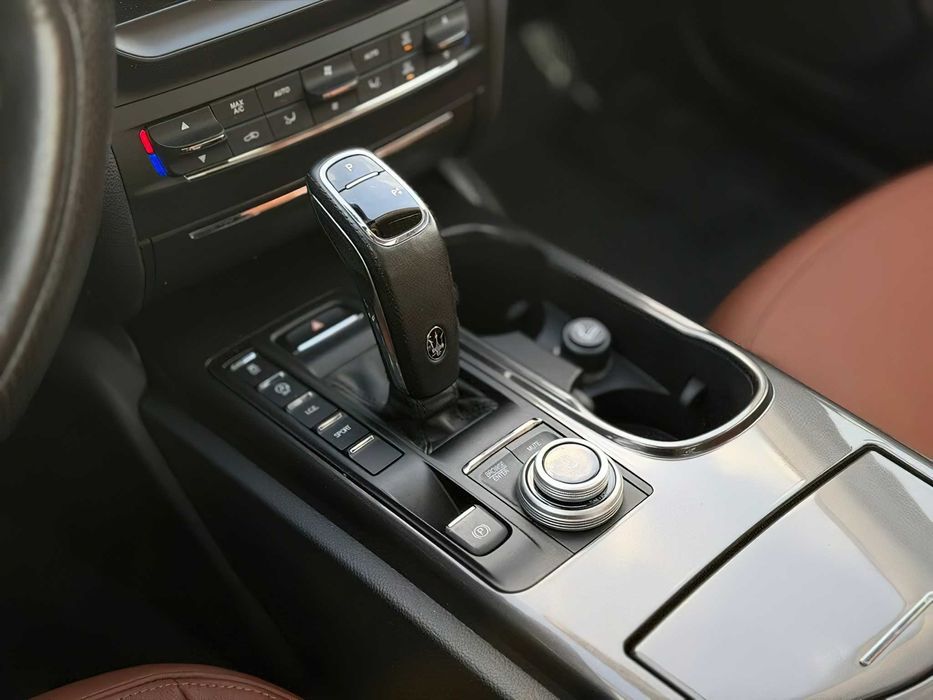 Maserati Ghibli      2021