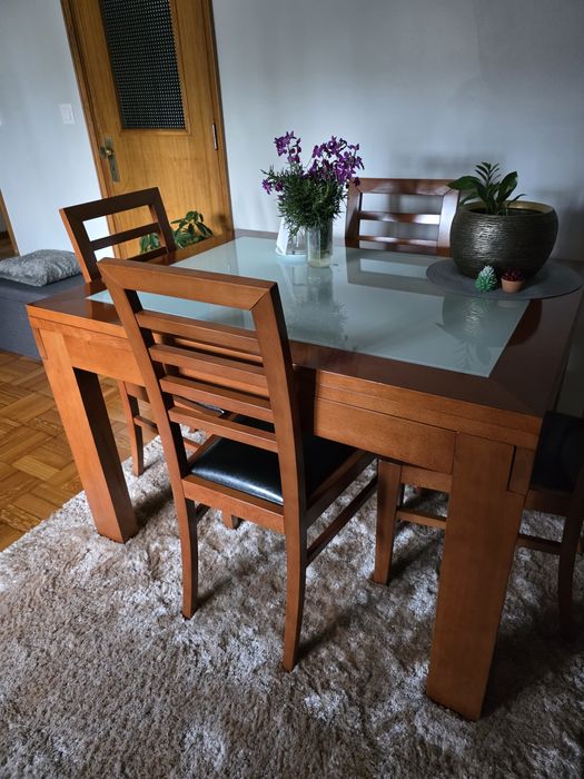 Mesa de sala com 4 cadeiras