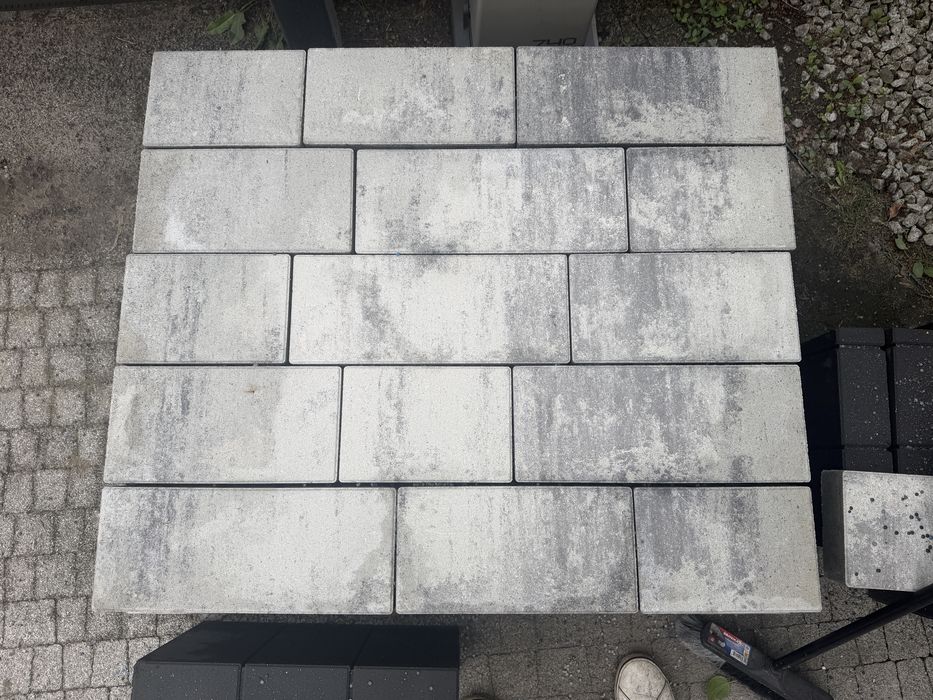 Kostka brukowa 4,25m2 + 3 szt. Obrzeza 28 cm wys