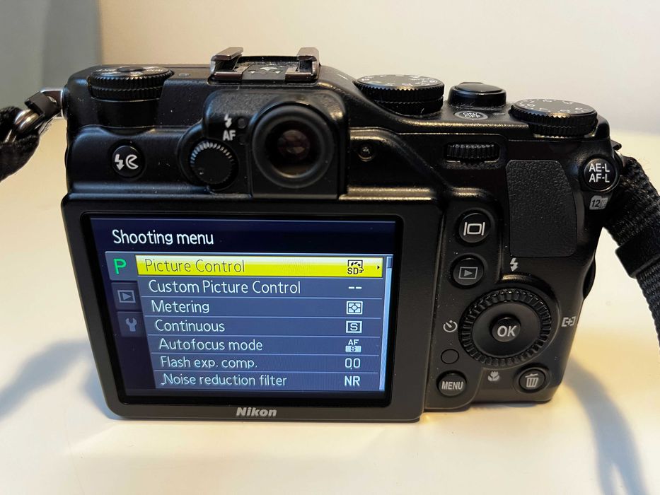 Sprzedaję używany aparat Nikon Coolpix P7000