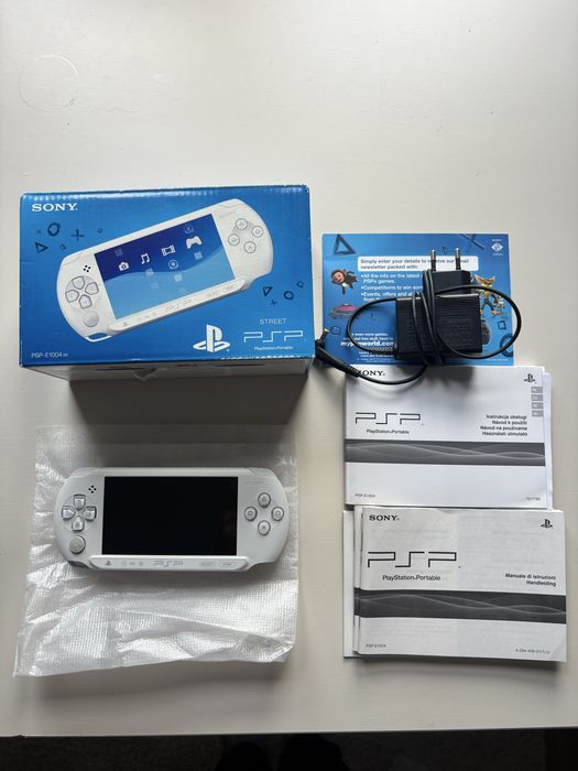 Psp Street E1004 Bardzo dobry stan oryginalne pudelko wraz z wszytkimi dodatkami plus karty 64 gb oraz 8 gb