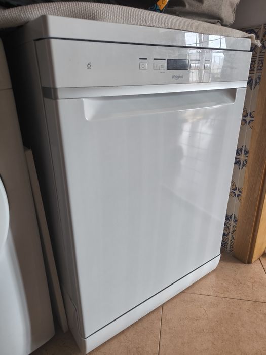 Máquina de lavar loiça Whirlpool e Máquina de lavar roupas Indesit 7kg