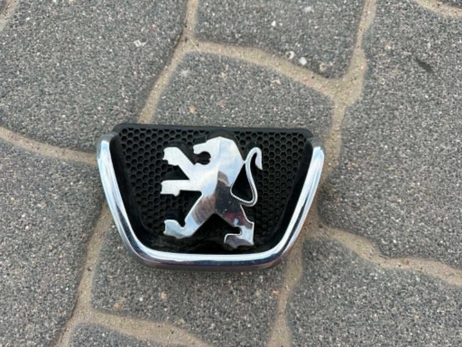 Znaczek emblemat przedni peugeot 206