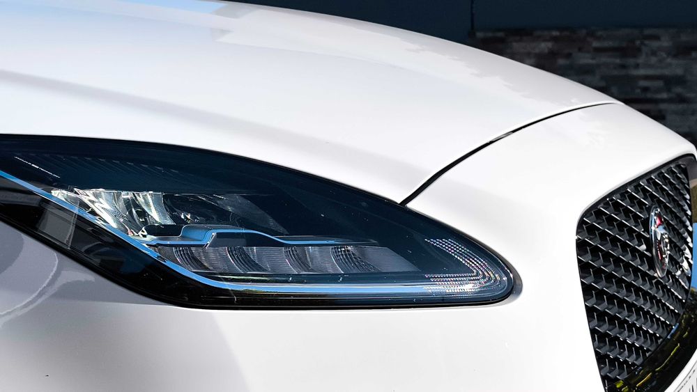 Jaguar E-Pace D150 i4D Versão Black & White — photo 2