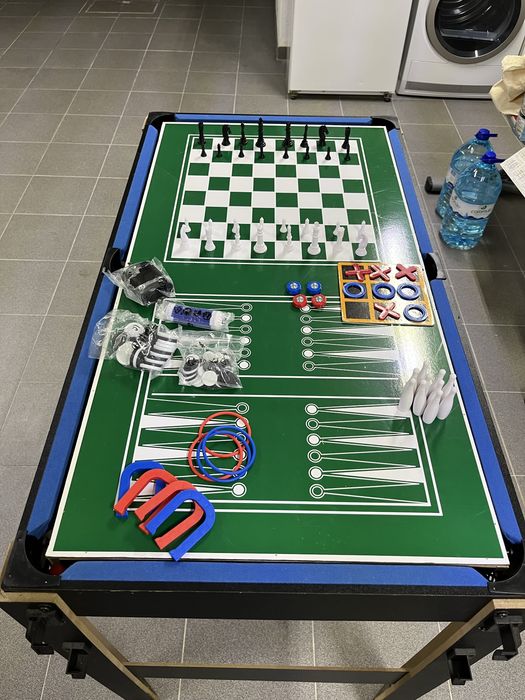 Mesa de jogos - ótimas condições