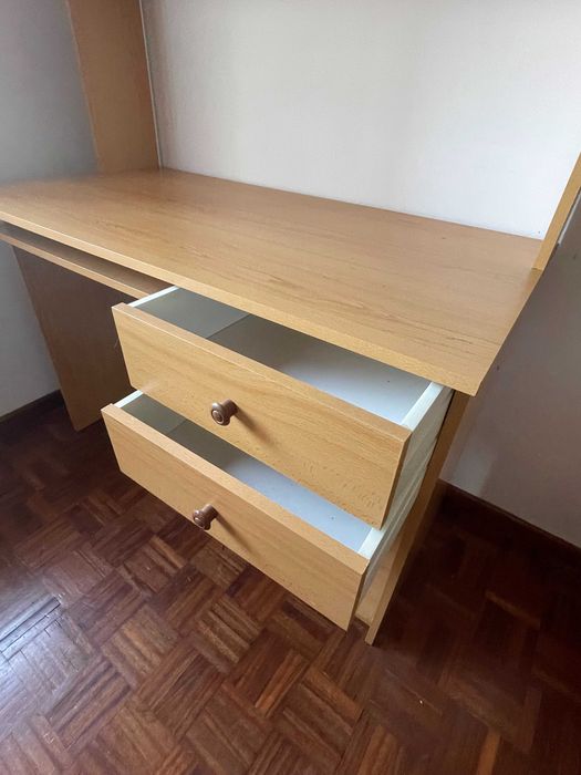 Secretária com estante e gavetas