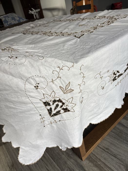 Toalha de mesa em linho bordado à ilha da madeira 212x170