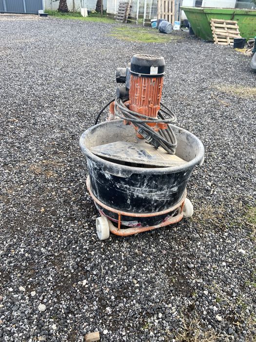 Betoneira pequena com balde