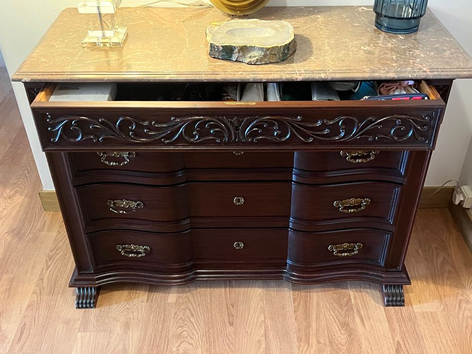 Cómoda Clássica em Madeira Maciça e Tampo de Pedra Natural