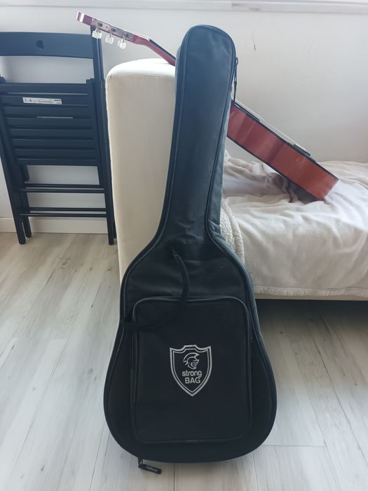 Guitarra pequena com mala de tranporte