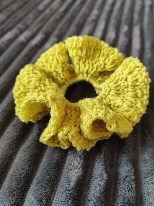 Limonkowa zielona gumka do włosów scrunchie ręcznie robiona na szydełk