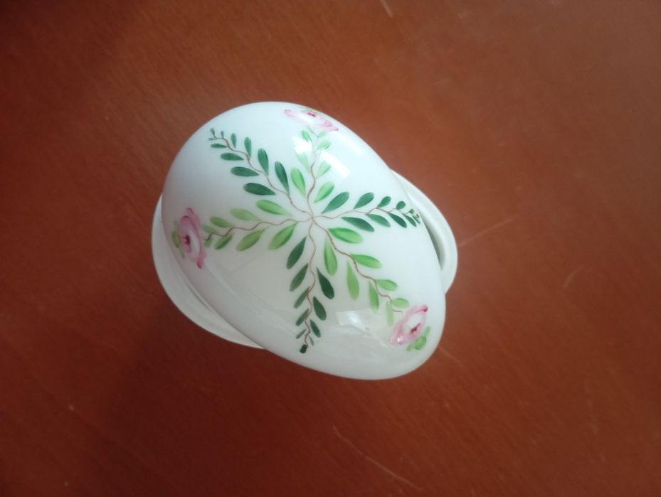 Caixa em porcelana da Vista Alegre - Pintada a  Mão
