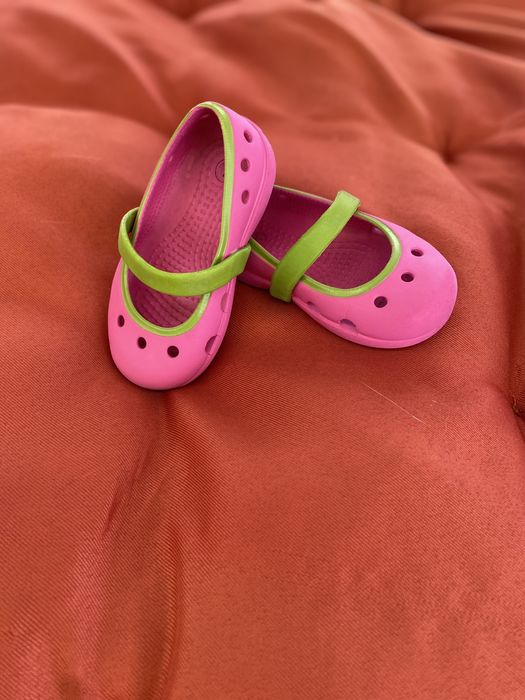 Crocs rosa e verde menina