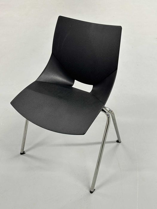 Cadeiras Brancas e pretas