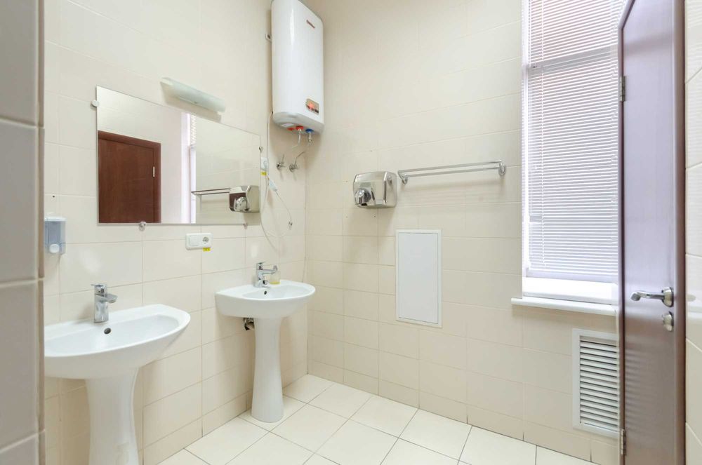 24 м2. метро Майдан Незалежності в 3х хв. Вільне призначення