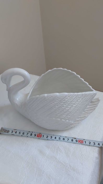 Лебідь фарфор статуетка