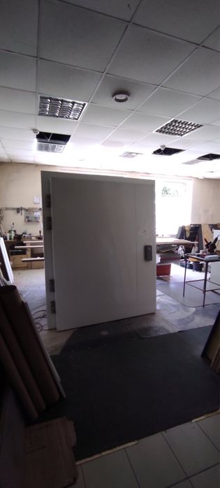 Двери в морозильную камеру б/у