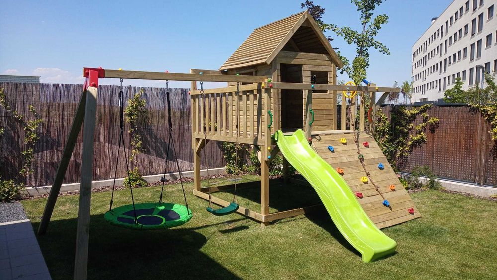 Playground casa varanda baloiço escorrega bomberos. Instalado