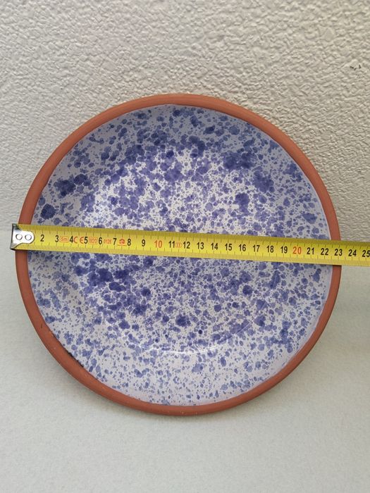 Prato de barro, interior pintado e vidrado, 24cm