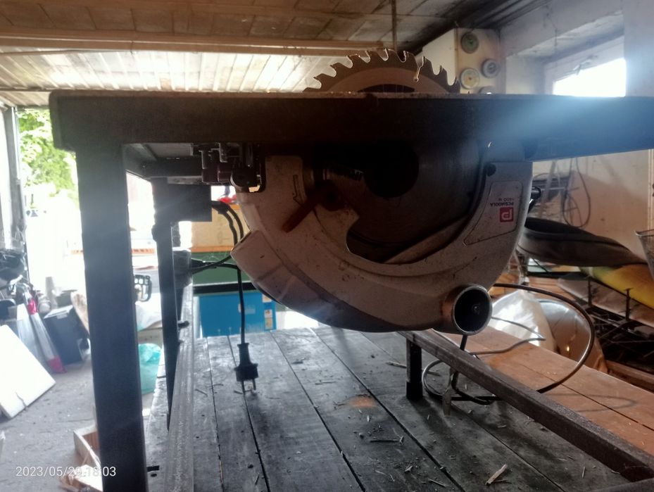 Stół do frezarki gornowrzecionowej piły i wyrzynarki.