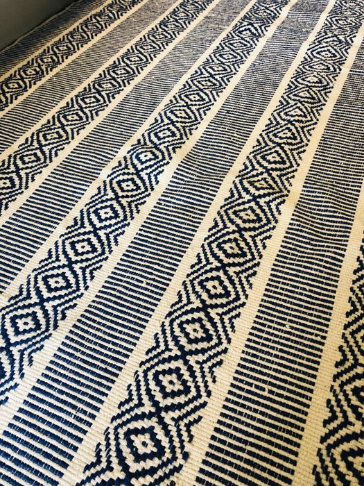 Tapete azul e branco