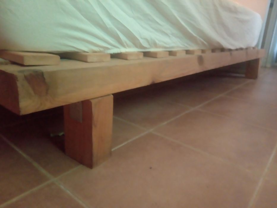 Cama de casal feita à mão