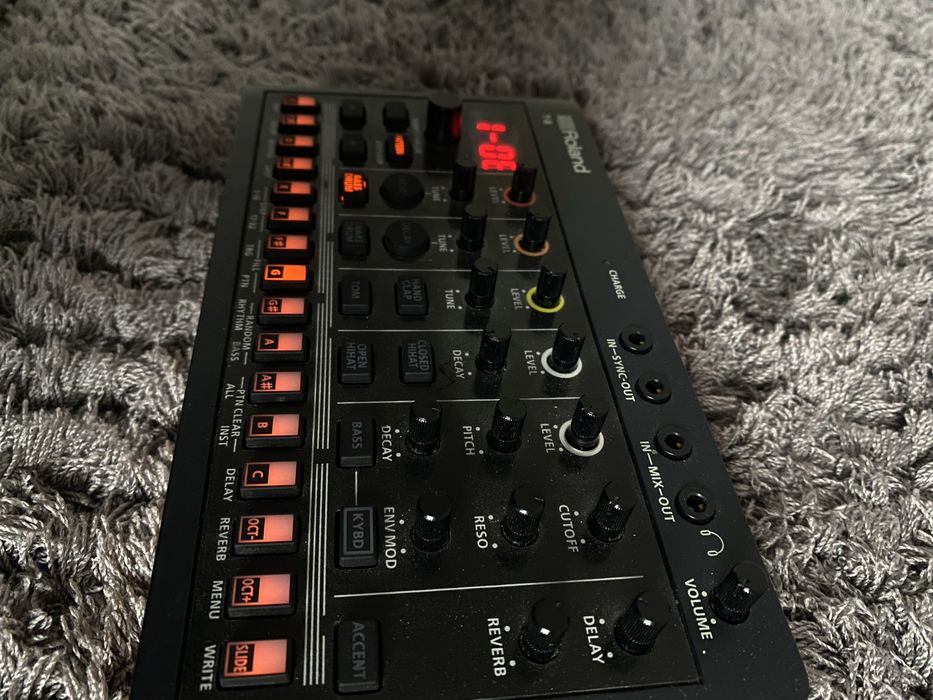 Драм машина Roland Aira Compact T-8
