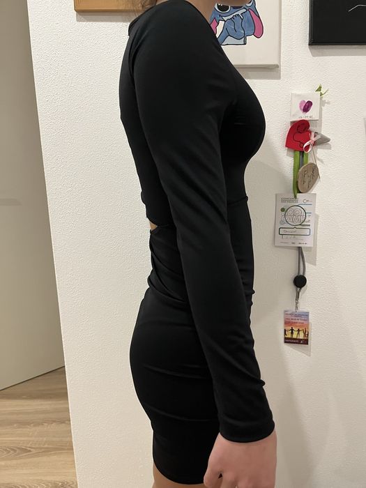 Vestido preto tubo Tiffosi | Justo | Com recorte na barriga