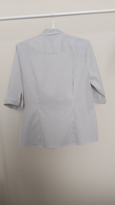 Bluzeczka w paski zapinana na haftki.