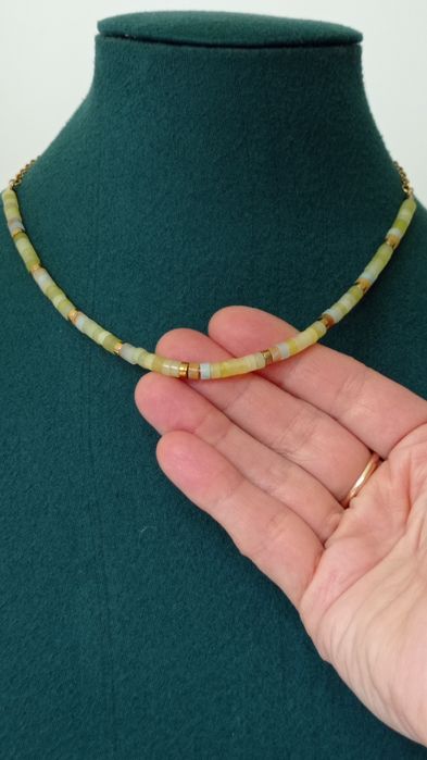 Choker z kamienia naturalnego na łańcuszku ze stali nierdzewnej, naszyjnik w jasnej tonacji