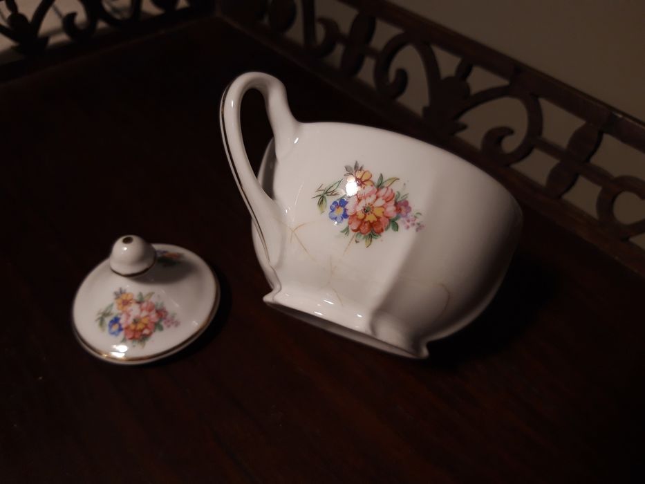Açucareiro de porcelana da Vista Alegre, decorado com motivos florais