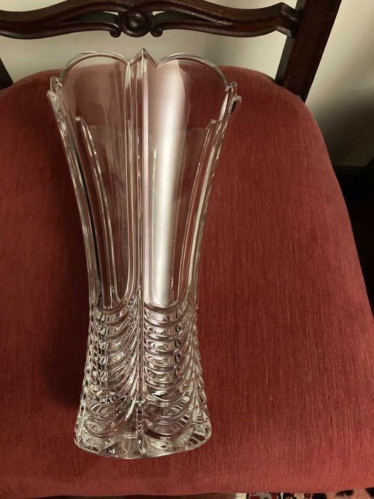 Duas Jarras uma de cristal e outra em vidro grosso