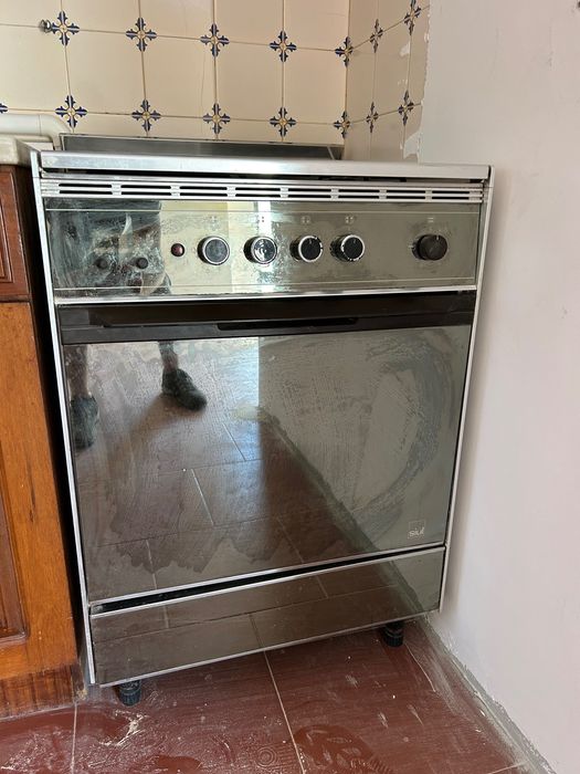 Fogão com forno em bom estado