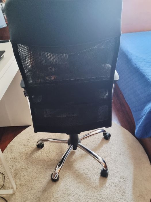 Cadeira de escritório com rodas anti riscos