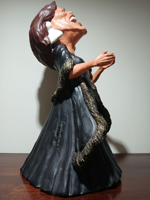 Vende-se figura da fadista Amália