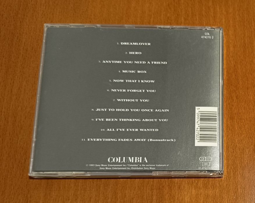 2 CDs de Mariah Carey e  Santana  em muito bom estado.