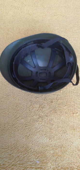 шолом-каска  пластик розмір 54-58 см з регулятором