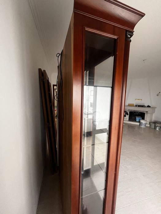 Cristaleira em madeira maciça com portas de vidro – excelente estado