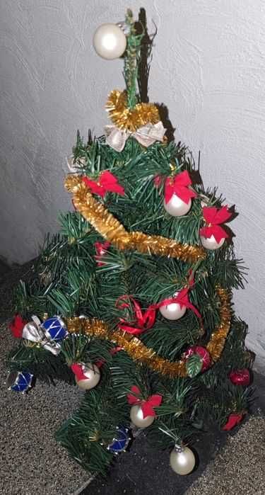 Sztuczna choinka z ozdobami, dekoracjami o wysokości 60cm