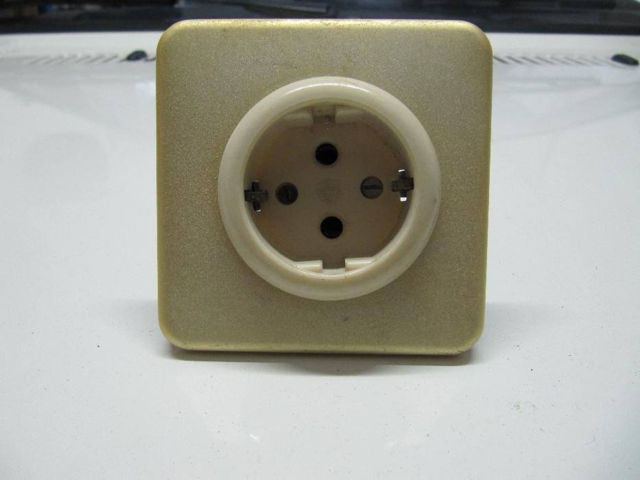 Tomada com terra e espelho quadrado64550156532866120