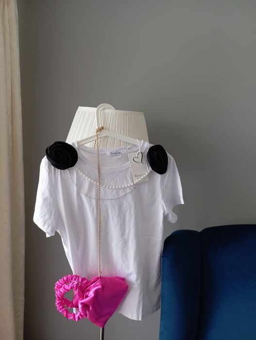 Bluzeczka biała nowa.Kwiat 3 D.Perełka.