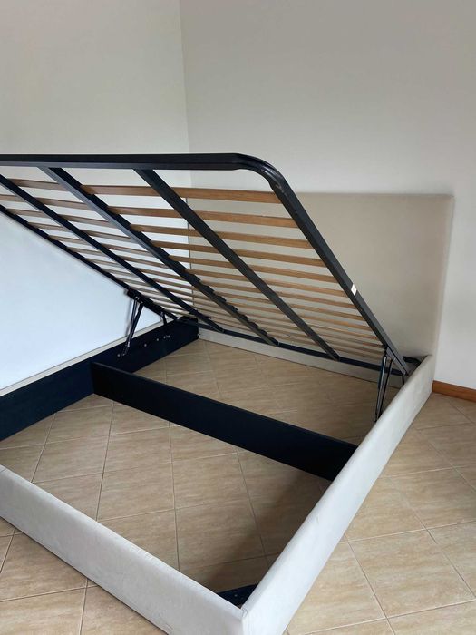 Estrutura cama com estrado e sistema elevatório